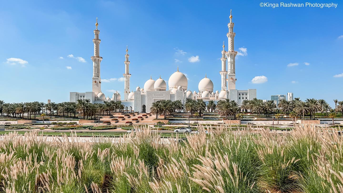 Z cyklu #ciekawostkioEmiratach 🌴🇦🇪 napisze troszke o @szgmc_ae 

Wielki Meczet został zbudowany w latach 1994-2007. Kompleks budynków mierzy około 290 na 420 metrów, zajmując powierzchnię ponad 12 hektarów. Ogromna budowla😉
.
Pomysł na ten Wielki Meczet zainicjowany był przez nieżyjącego już prezydenta Zjednoczonych Emiratów Arabskich Sheika Zayeda bin Sultana Al Nahyana, który chciał stworzyć strukturę łączącą różnorodność kulturową świata islamskiego z historycznymi i współczesnymi wartościami architektury i sztuki.
.
Zaprojektował go słynny architekt, Yusef Abdelki, który czerpał inspirację z wielu źródeł miedzy innymi z meczetu Abu al-Abbas al-Mursi w Aleksandrii, zaprojektowanego przez Mario Rossiego w latach dwudziestych XX wieku, czy meczetu Badshahi w Lahore w Pakistanie. 
.
Do większości konstrukcji tego meczetu wybrano drogie naturalne materiały takie jak marmur, złoto, kamienie półszlachetne, kryształy i ceramikę.

W @szgmc_ae znajdziesz wiele unikatowych elementow, jedynych w swoim rodzaju takich jak najwiekszy na świecie tkany dywan czy największy żyrandol, ale o tym w kolejnej części. 
.
Uważam że to najpiękniejszy budynek w całych Emiratach z cudowna energia panujaca wokół.

 #zjednoczoneemiratyarabskie #historyofuae #inabudhabi #visitabudhabi  #historiaemiratow #matkafotografka #instatravels #10wyzwaniekfs4 #travelmemory #polkinaobczyznie #matkapolka #ciekawostki  #matkablogerka #okiemEmiratczyka #wiecejnizdubaj
#igersabudhabi #thisisabudhabi
#abudhabi #abudhabicity🌴 #myabudhabi #instaabudhabi  #amazingAbuDhabi  #iloveabudhabi  #wakacjewabudhabi  #polkawemiratach  #inabudhabi🇦🇪 #whatsonabudhabi #sheikhzayedmosque #szgm