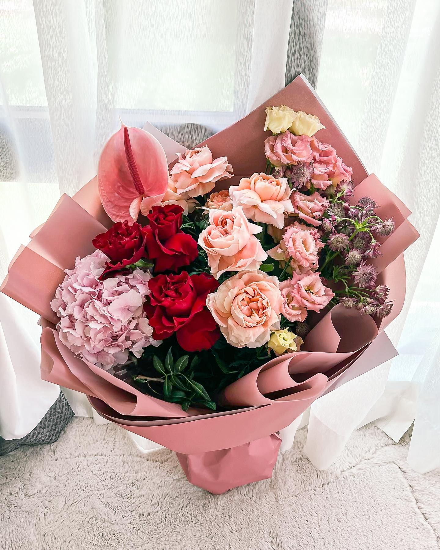 Kocham kwiaty 💝🌸💐
.
Zwłaszcza takie bez okazji 😉 
Ten piękny bukiet od @blissflowerboutique jest dla mnie wyjatkowy 🌸 dostałam go od przyjaciół @mac.vel.ras zebym szybciej wrociła do zdrowia ja dopadł mnie i nas wszystkich covid💖 wzruszyło mnie to bardzo ❤️
.
.
Nastrój od razu był lepszy i cudownie wciaż pachnie w całym domu 😍
.
A Ty lubisz kwiaty??? 😉
.
.
#kwiaty #flowers #roses #pinkroses🌹 #dlamnie #dlamamy #bezokazji #prezent #niespodzianka #iloveit❤️ #newhome #friends #fromfriends #myhappyplace #bukiet #blissflowersuae #lilia #inabudhabi🇦🇪 #blissabudhabi #swiezekwiaty #kwiatycięte #bukietmieszany #roses #redroses🌹