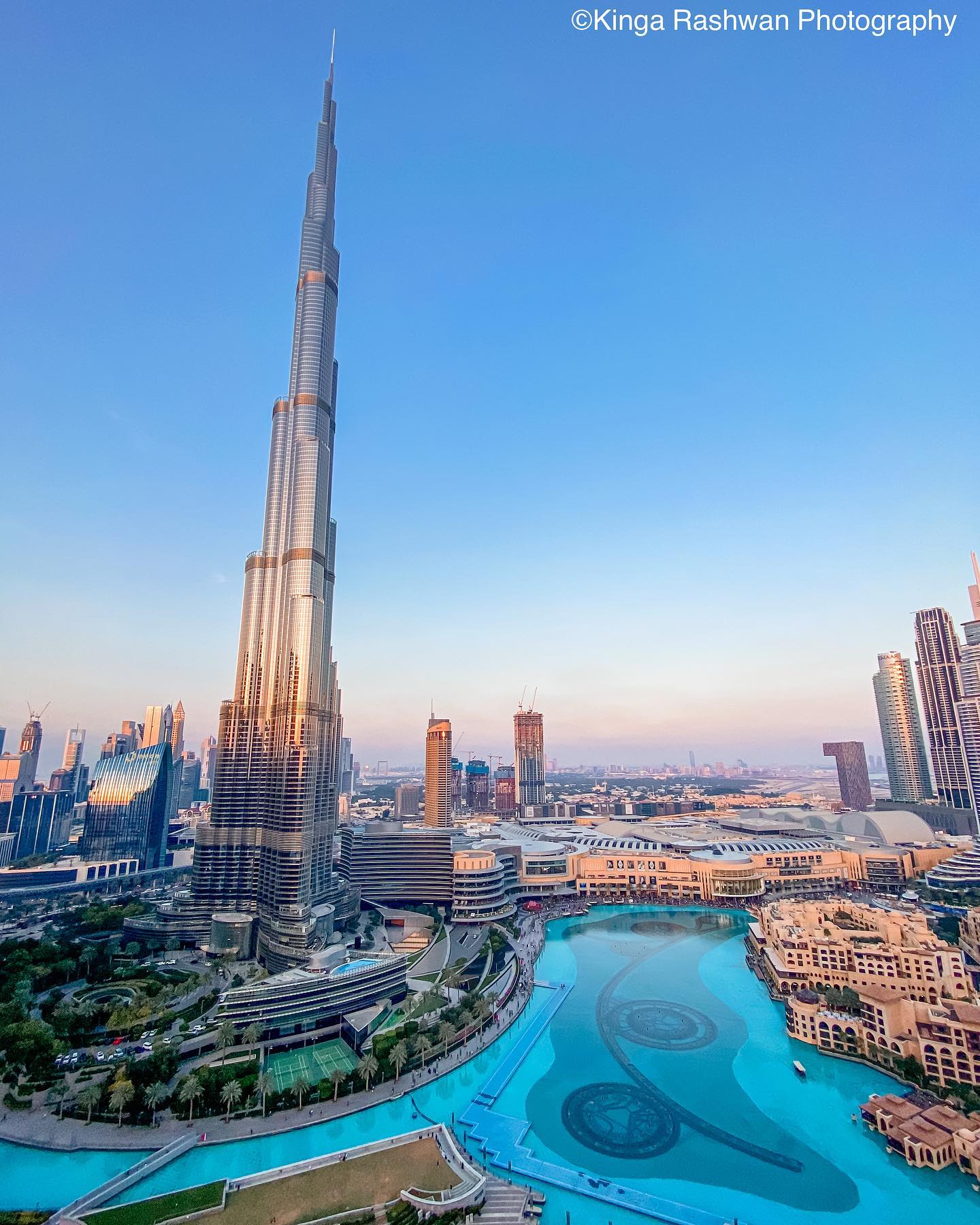 Burj Khalifa o wschodzie słońca 💖🤩
.
Czy wiesz że Burj Khalifa miała nazywać się Burj Dubaj? Nazwa została zmieniona na prośbe Emira Abu Dhabi który wspierał finansowo wtedy Dubaj 😉
.
.

#burjkhalifadubai #indubai #dubaigirls #dubailife🇦🇪 #mydubai #burjkhalifa #zjednoczoneemiratyarabskie #mydubaipics #gogogirls #zwiedzanie #wakacjewdubaju #kobiecafotoszkoła  #wearetravelgirls #bloggerlifephotos #travelphotography  #historiaemiratow #ciekawostkioemiratach #polkinaobczyznie #matkafotografka #whatsondubai #dubai❤️