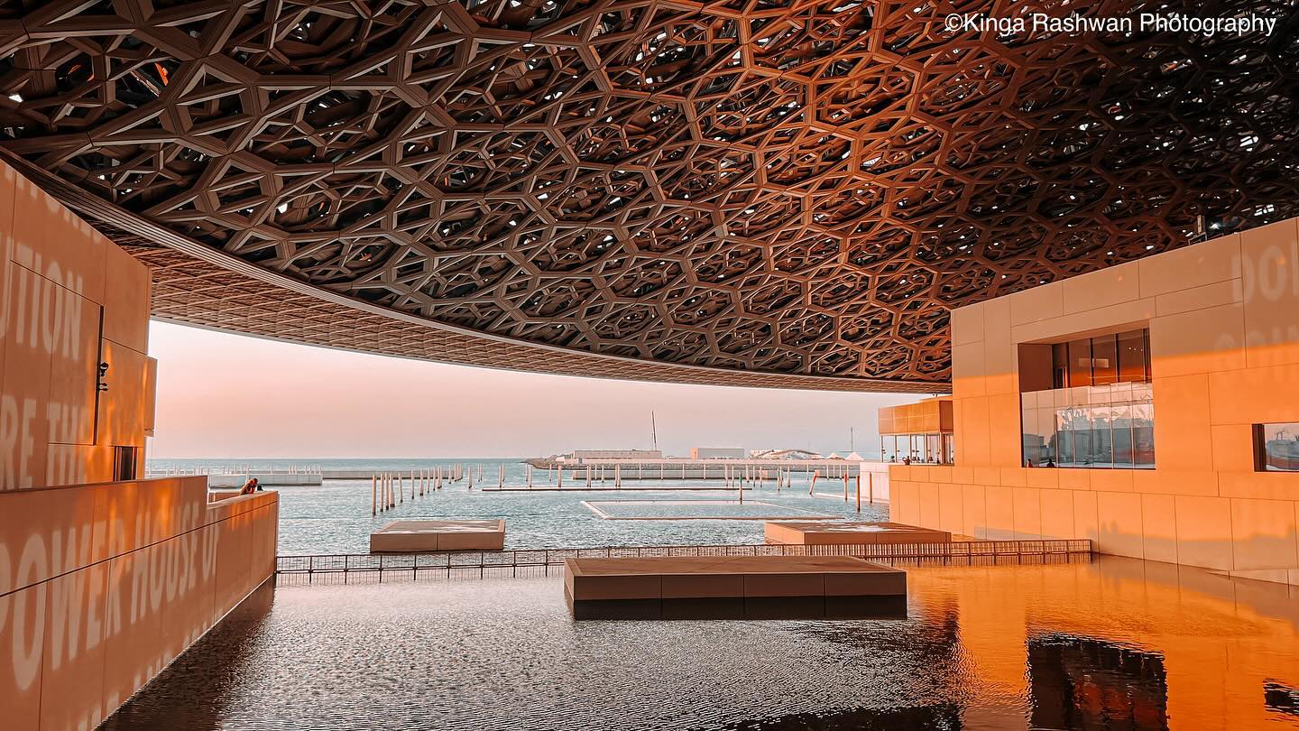 Gdzie są najbardziej spektakularne zachody słońca w Abu Dhabi? 😉
.
.
Jest kilka takich miejsc 😍📸
A jednym z nich jest @louvreabudhabi bo to nie tylko Muzeum z wystawami to też fantastyczna architektura, cudne widoki, a zachod słonca tutaj wyglada niesamowicie ❤️ 
.
.
A teraz dodaj do tego mini sesje zdjeciowa i masz super pamiątke z wakacji 👌🏼📸
.
.
Szykuje Wam fajną ofertę na mini sesje w takich miejscach 📸✨
.
.
Ciekawa jesteś tych miejsc?? 😉
.
.

#louvreabudhabi #sunsetphotoshoot #igersabudhabi  #abudhabilife #myabudhabi #instaabudhabi  #kobiecafotoszkoła #visitabudhabi  #summerallyearlong #livinginparadise #ilovethisplace  #amazingplace #wakacjewabudhabi  #polkawemiratach  #zjednoczoneemiratyarabskie #inabudhabi🇦🇪 #matkafotografka #visitdubai❤️ #whatsonabudhabi #abudhabilifestyle #kingarashwanphotography #polkinaobczyznie #wakacje2023