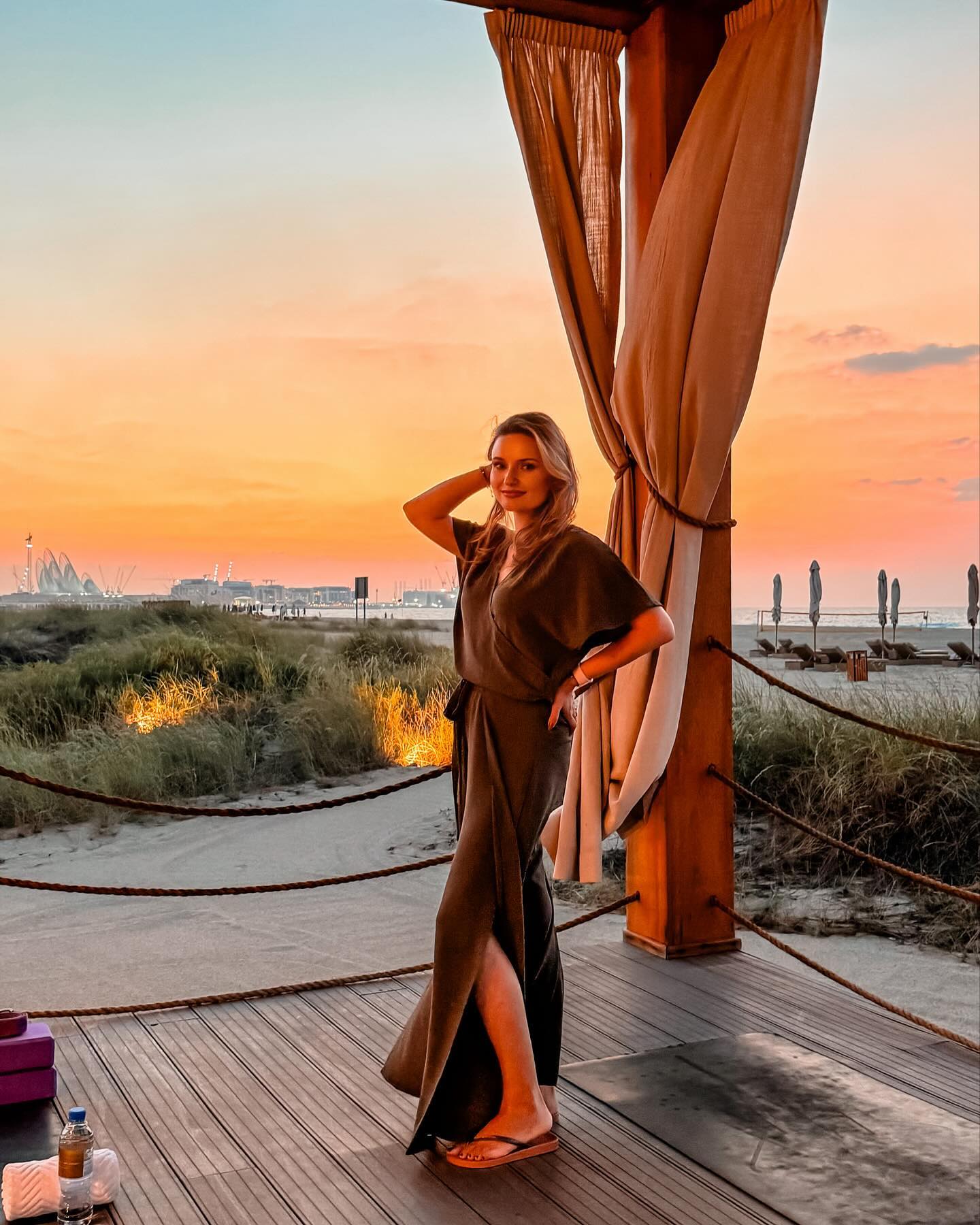 The magic of sunsets on Saadiyat Island in Abu Dhabi! 🌅 This place is extraordinary, and the views on the horizon are absolutely enchanting. For all Golden Hour enthusiasts, I highly recommend @parkhyattad as the perfect backdrop for a photo session😉
The pleasant lighting of the setting sun creates an amazing atmosphere. 😍📸✨
.
.
What do you prefer, sunset or sunrise? ☀️
Would you like to have a photo session here?

.
.

#parkhyattabudhabi #inabudhabi🇦🇪 
#SaadiyatSunsets #visitAbuDhabi #abudhabiphotographer #perfectplacetobe #parkhyatt #saadiyat #photoshoot📸 #lovingabudhabi #myabudhabi #lifestylephotography #abudhabiphotography  #whatsonabudhabi #yallaabudhabi
